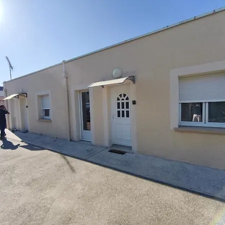 Air-conditioned With Parking Near Caen *